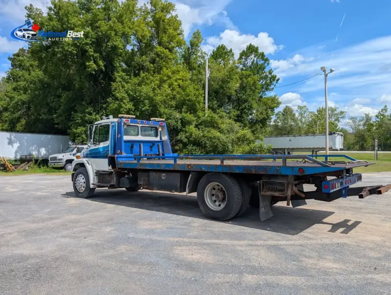 2004 Freightliner FL70 photo 2